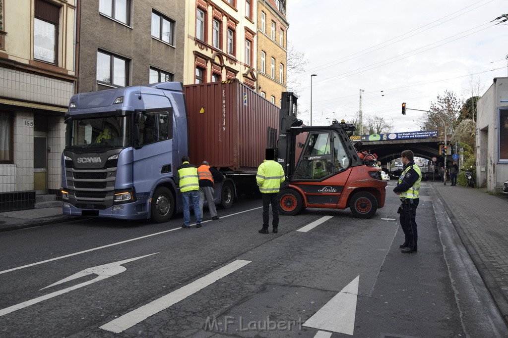 LKW gegen Bruecke wegen Rettungsgasse Koeln Muelheim P34.JPG - Miklos Laubert